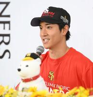 　会見でＣＳを振り返る柳町（撮影・伊藤笙子）