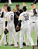 　２年連続で日本シリーズ進出を決め、笑顔でタッチを交わすモイネロ（中央）らソフトバンクナイン