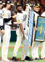 　最優秀選手賞を受賞し、笑顔を見せるモイネロ。右端は小久保監督