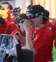 　ＣＳ突破を決め、シャンパンを浴びる上沢（撮影・伊藤笙子）