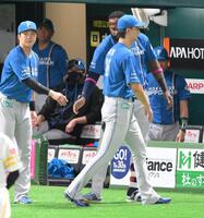 　６回、ピンチを作り降板する達（手前）＝撮影・伊藤笙子