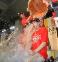 　シャンパンファイトで樽酒を浴びる川瀬（撮影・中島達哉）