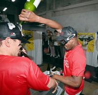 　祝勝会でシャンパンファイトを楽しむモイネロ（右）