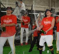 　シャンパンファイトをする（左から）柳町、川瀬、牧原（撮影・中島達哉）