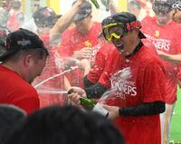　ＣＳ突破を決め、山川（左）とシャンパンを浴びる小久保監督（撮影・伊藤笙子）
