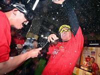 　祝勝会でシャンパンファイトを楽しむ小久保監督（右）