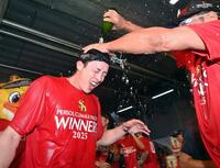 　祝勝会でシャンパンファイトを楽しむ周東