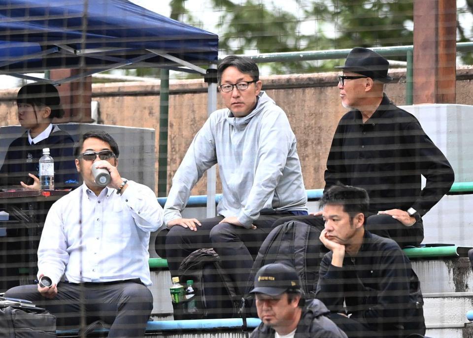 　ネット裏から熱い視線を送る（左から）東球団本部課長（編成ディレクター）、吉野スカウト、畑山統括スカウト