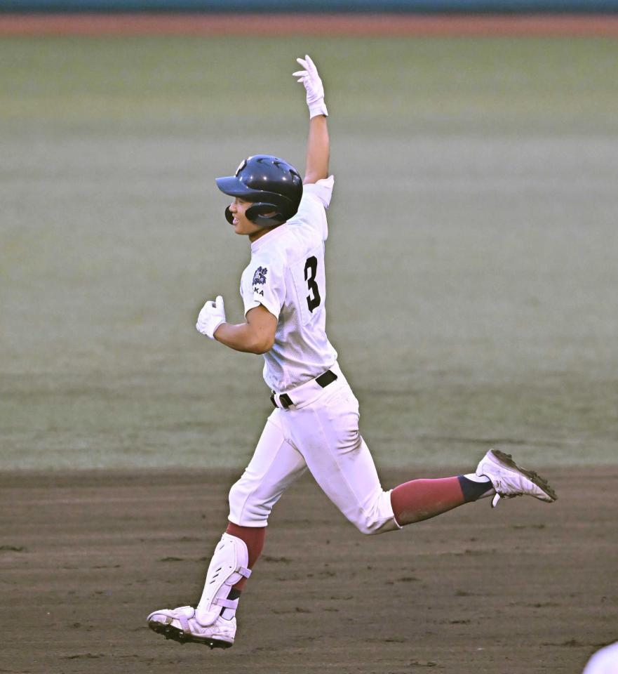 　９回、ソロを放ちダイヤモンドを一周する大阪桐蔭・谷渕（撮影・西田忠信）