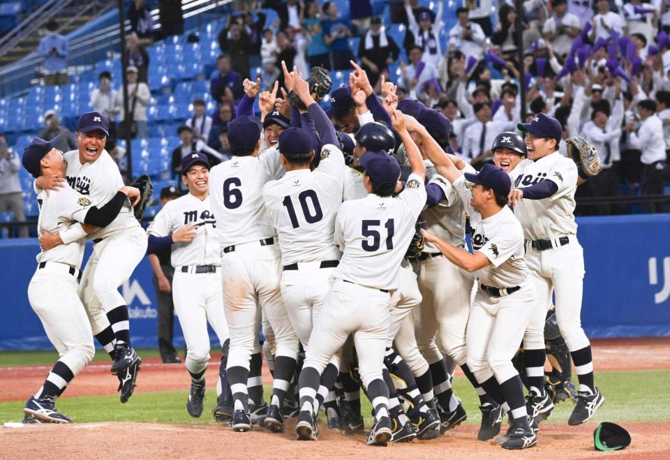　４４度目の優勝を果たし、喜ぶ明大ナイン