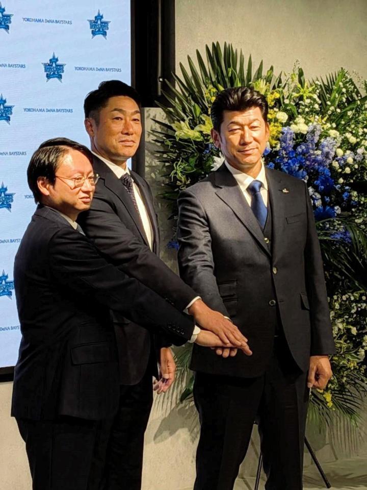 　会見を行った（左から）ＤｅＮＡ・木村社長、相川新監督、三浦前監督