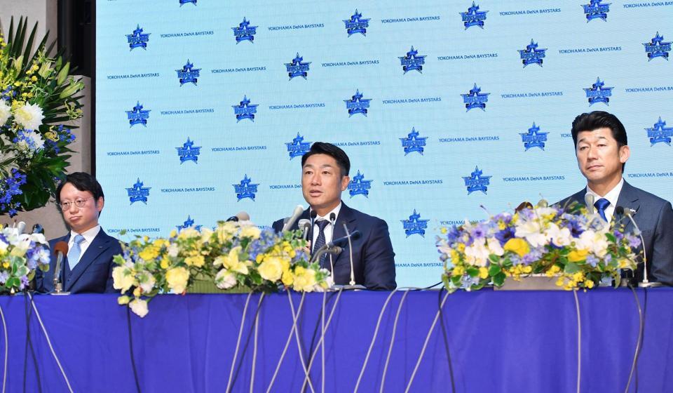 　会見で質問に答える相川亮二新監督（中央）。左は木村洋太社長、右は三浦大前輔監督（撮影・開出牧）