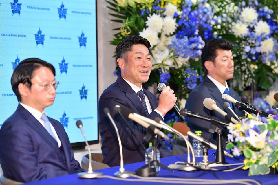 　質問に笑顔で答える相川亮二新監督（中央）。手前は木村洋太社長、後方は三浦大輔前監督（撮影・開出牧）