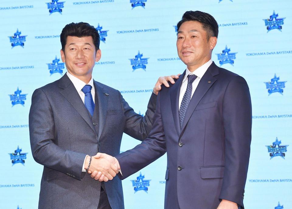 　三浦大輔前監督（左）と握手を交わす相川亮二新監督（撮影・開出牧）