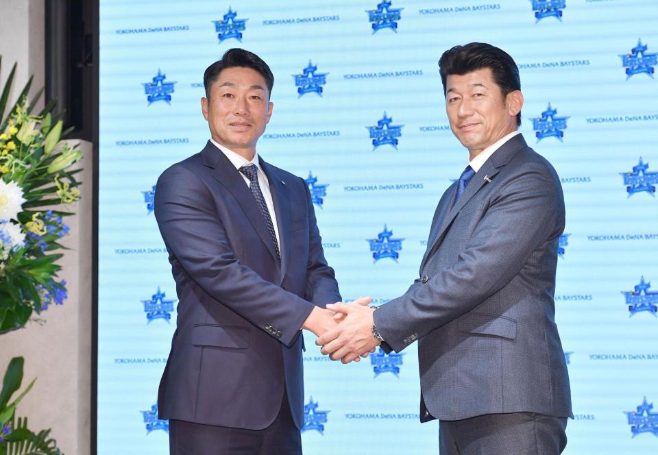 会見を終え三浦大輔前監督（右）と握手を交わすＤｅＮＡ・相川亮二新監督＝横浜市内の球団事務所（撮影・開出牧）