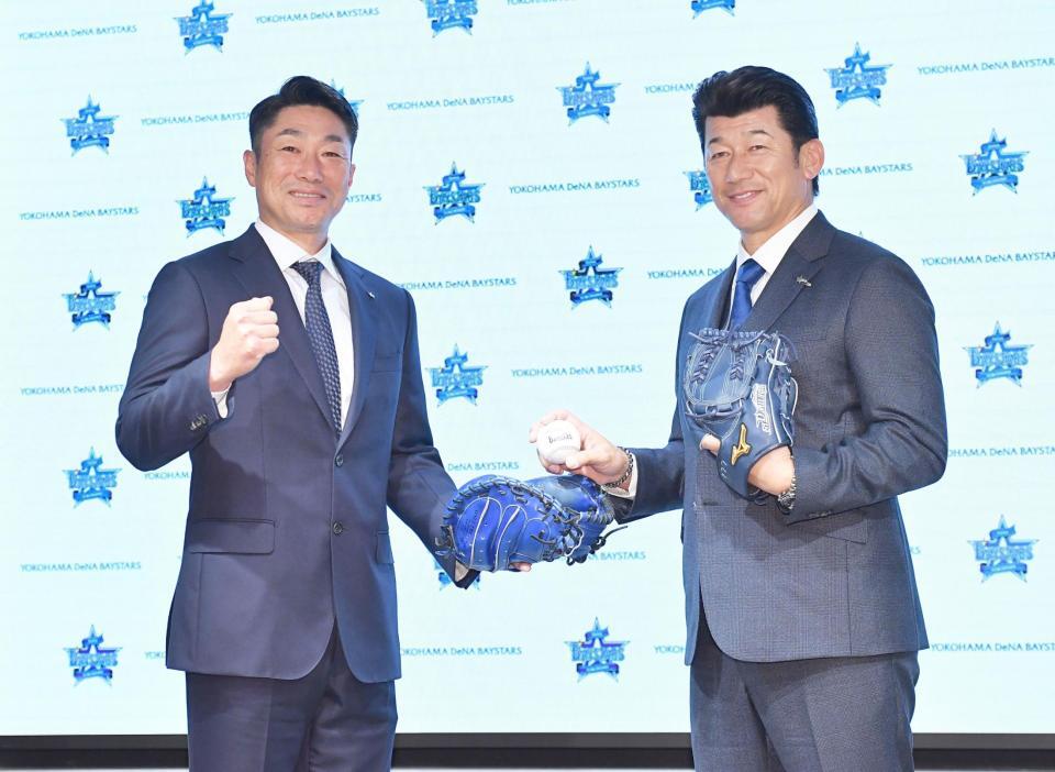 　会見で三浦大輔前監督（右）とポーズを決め闘志を燃やす相川亮二新監督（撮影・開出牧）