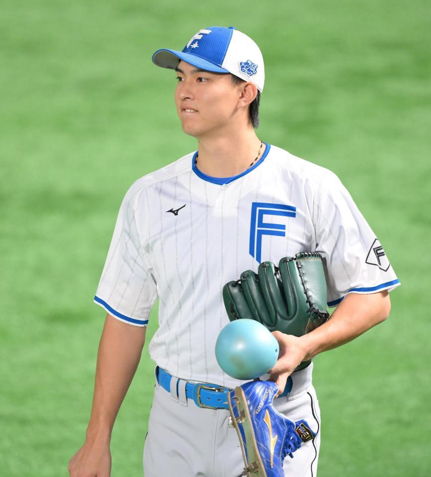 　グラウンドに姿を見せた達（撮影・伊藤笙子）