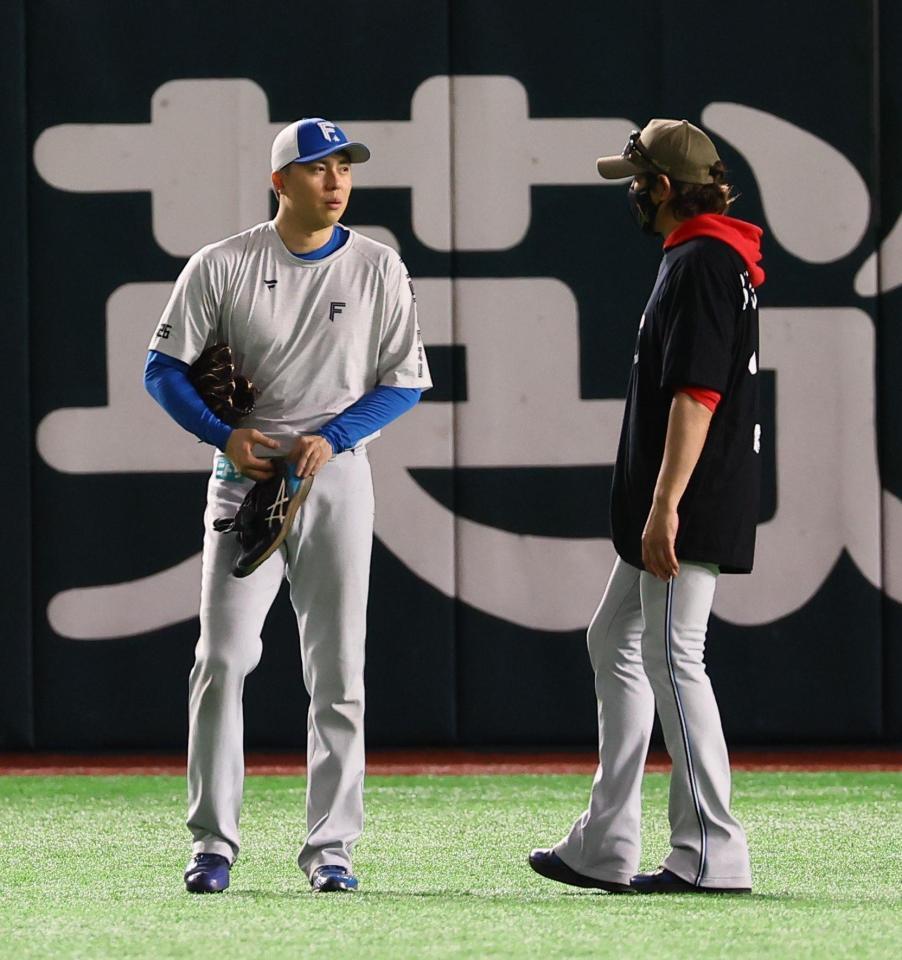 　試合前、新庄監督（右）と言葉を交わす田中（撮影・中島達哉）