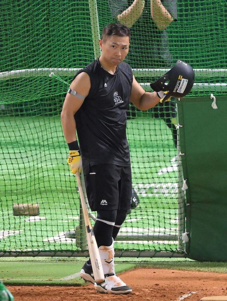 　ヘルメットを取り、ゲージに入る中村（撮影・伊藤笙子）