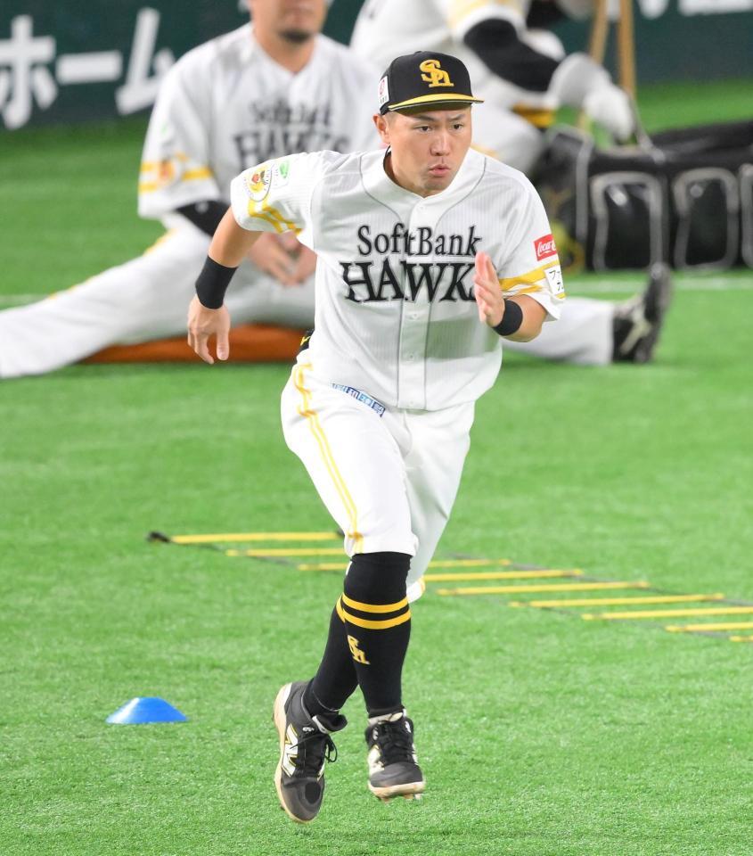 　試合前のアップをする中村（撮影・伊藤笙子）