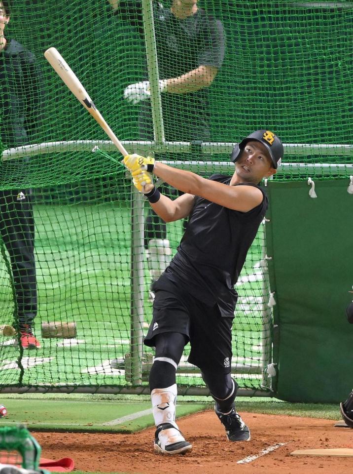 　打撃練習で柵越えを放つ中村（撮影・伊藤笙子）