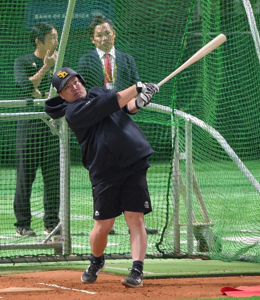 　打撃練習で柵越えを連発する山川（撮影・伊藤笙子）