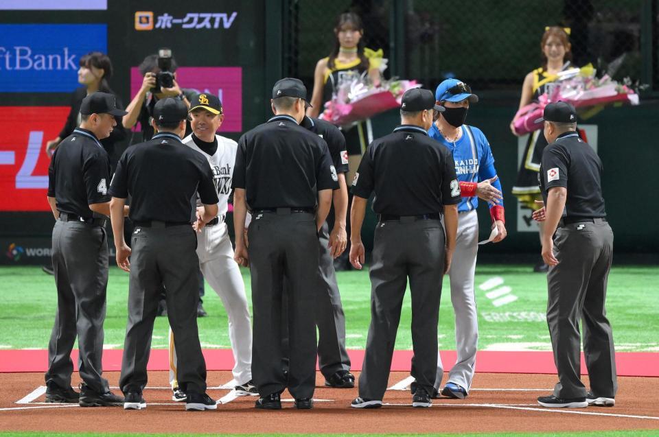 　メンバー表交換を終え、審判団と握手を交わす小久保監督（奥左）と新庄監督（同右）＝撮影・伊藤笙子