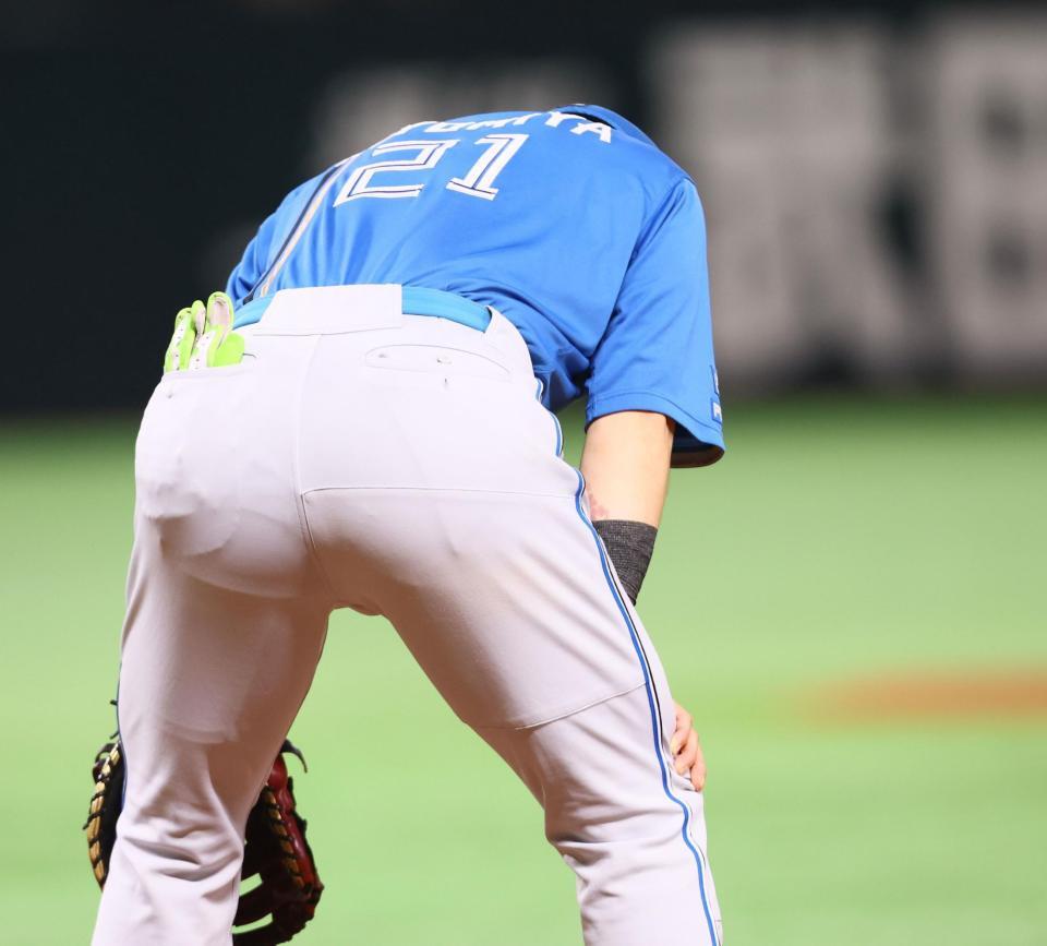 　３回、周東の打球を処理した後、二塁へ悪送球して先制点を許し、うなだれる清宮幸（撮影・中島達哉）