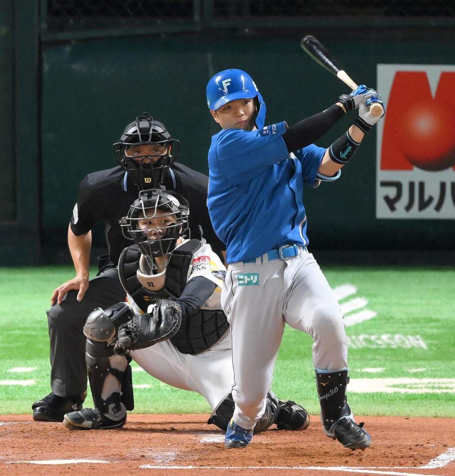 　４回、左線へ適時二塁打を放つ郡司（撮影・伊藤笙子）