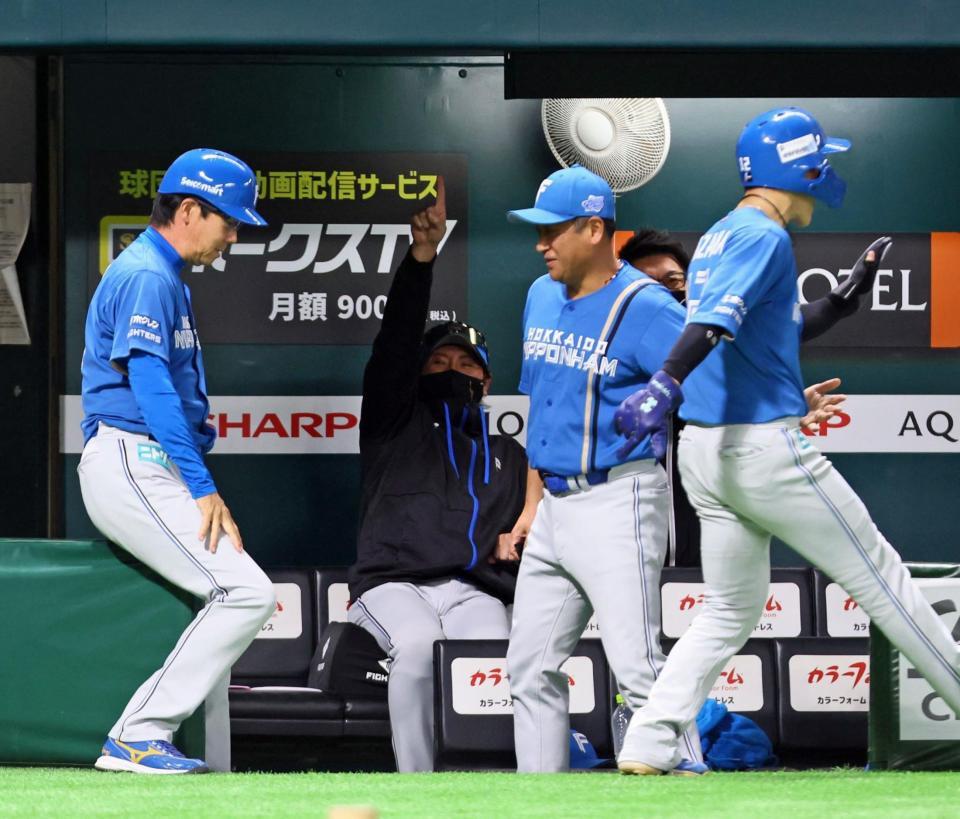 　４回、郡司の同点打で生還した矢沢（右）を迎える新庄監督（中央）＝撮影・中島達哉