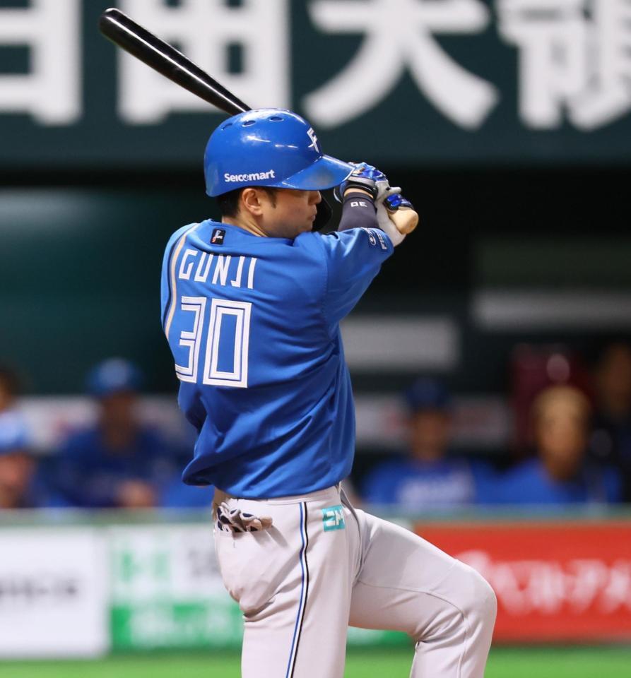 　４回、同点適時二塁打を放つ郡司（撮影・中島達哉）