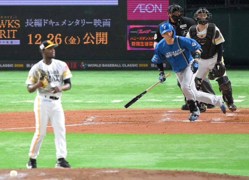 　４回、モイネロ（手前）から左線へ適時二塁打を放つ郡司（撮影・伊藤笙子）