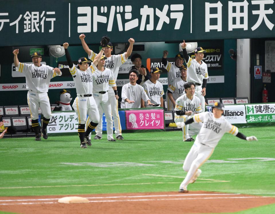 　５回、川瀬（手前）の勝ち越し適時打に盛り上がるソフトバンクベンチ（撮影・伊藤笙子）