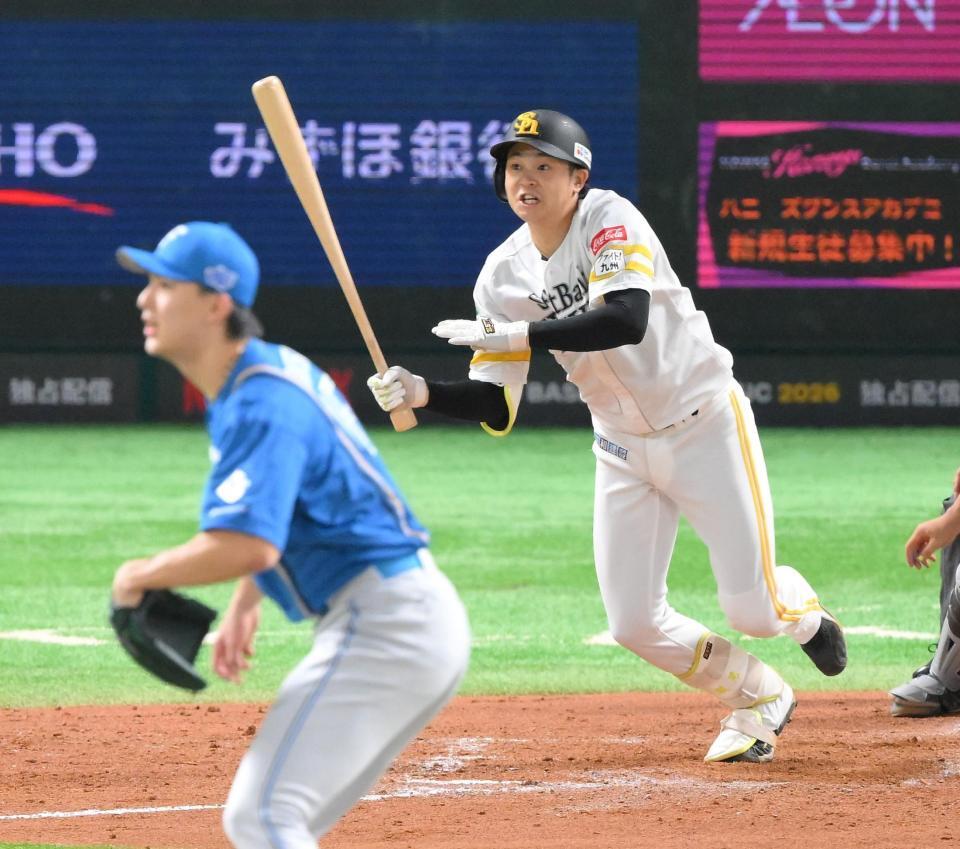 　５回、達（手前）から右前へ勝ち越し適時打を放つ川瀬（撮影・伊藤笙子）