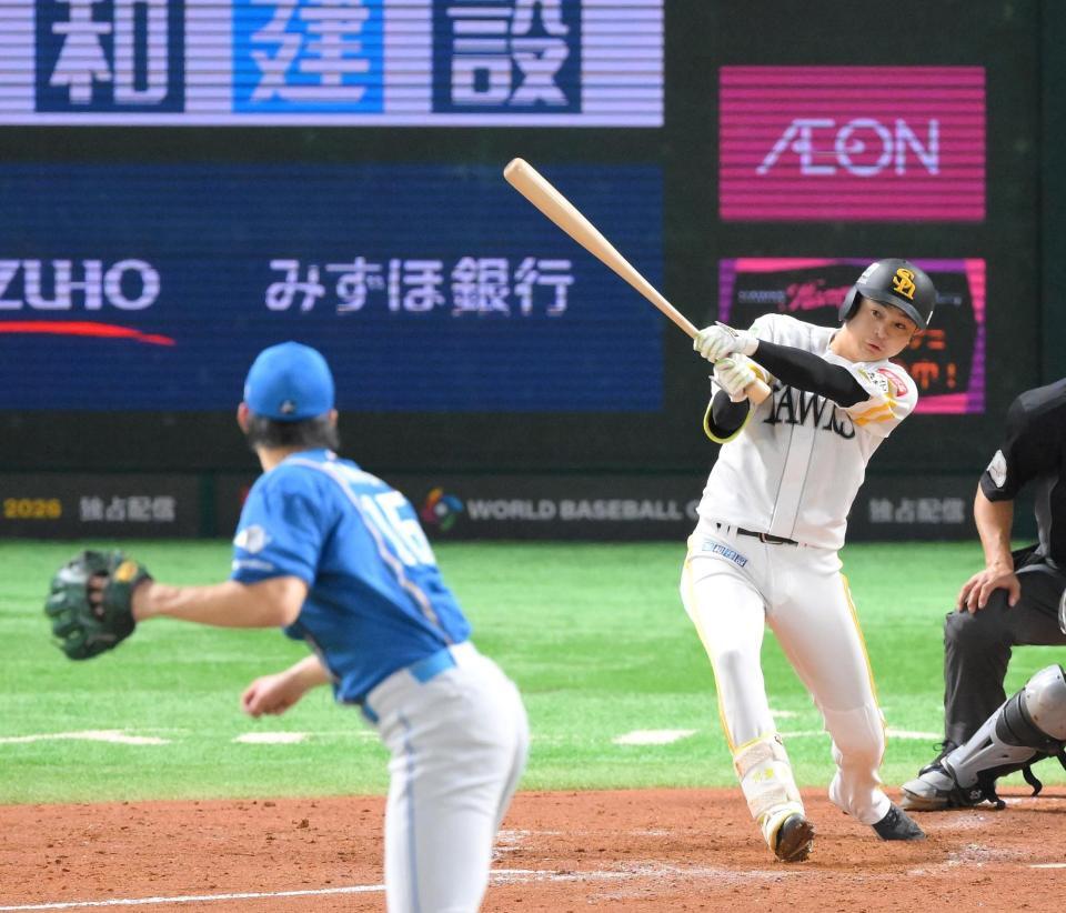 　５回、達（手前）から右前へ勝ち越し適時打を放つ川瀬（撮影・伊藤笙子）