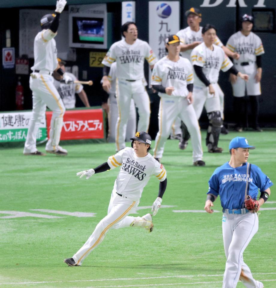 　５回、川瀬が右前に勝ち越し打を放つ