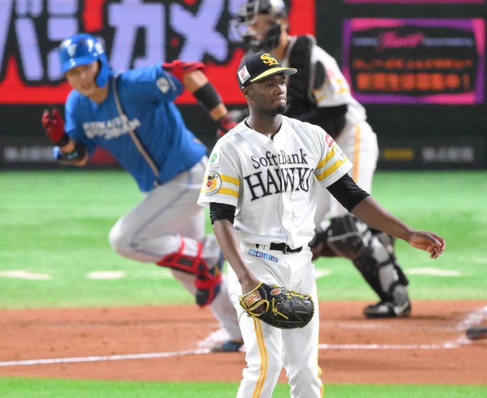 　３回、進藤（奥）を遊ゴロに打ち取るモイネロ（撮影・伊藤笙子）