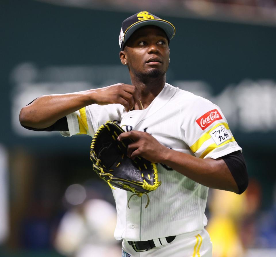 　３回、三者凡退に抑え、ベンチに戻るモイネロ（撮影・中島達哉）