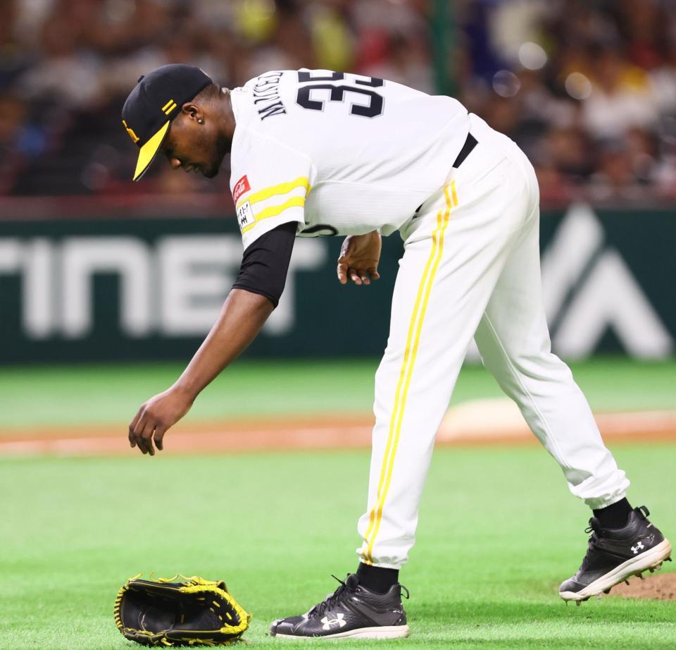 　７回、マルティネスに四球を与えた後グラブをたたきつけ、拾うモイネロ（撮影・中島達哉）