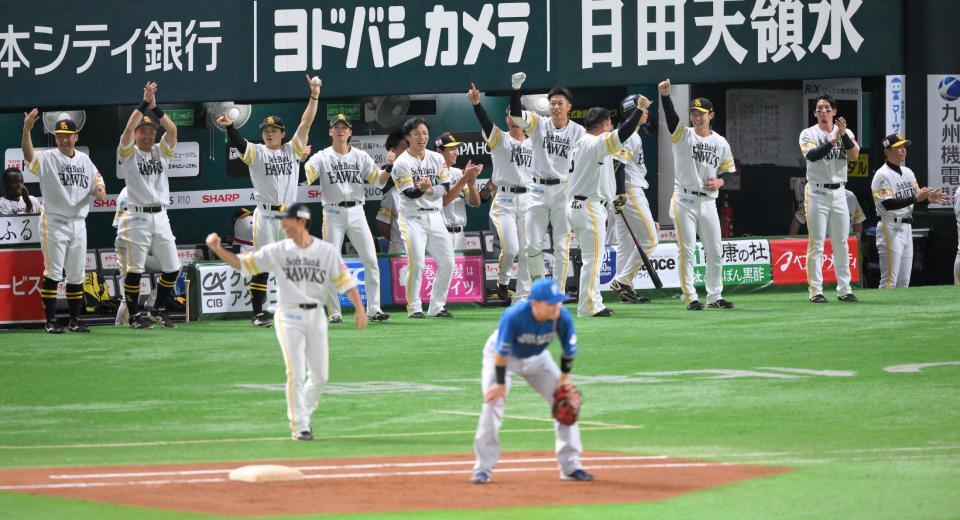 　３回、清宮幸（手前）の悪送球間に先制点を挙げ、喜ぶソフトバンクナイン（撮影・伊藤笙子）