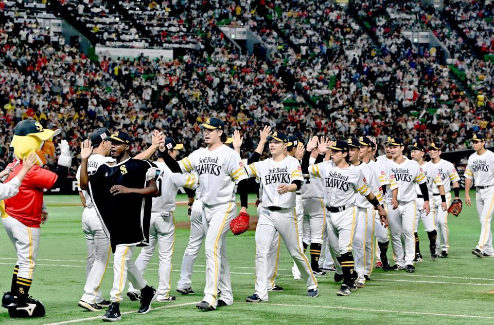 　日本ハムに勝利して日本シリーズ進出を決め、タッチを交わすソフトバンクナイン