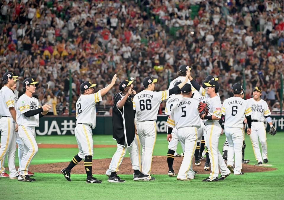 　日本ハムに勝利して日本シリーズ進出を決め、タッチを交わすソフトバンクナイン