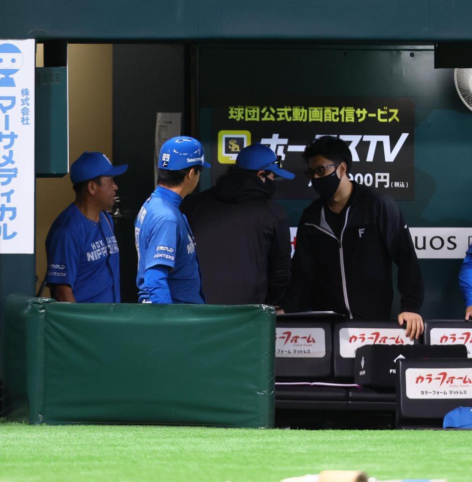 　ソフトバンクに敗戦し、引き揚げる新庄監督（中央）＝撮影・中島達哉
