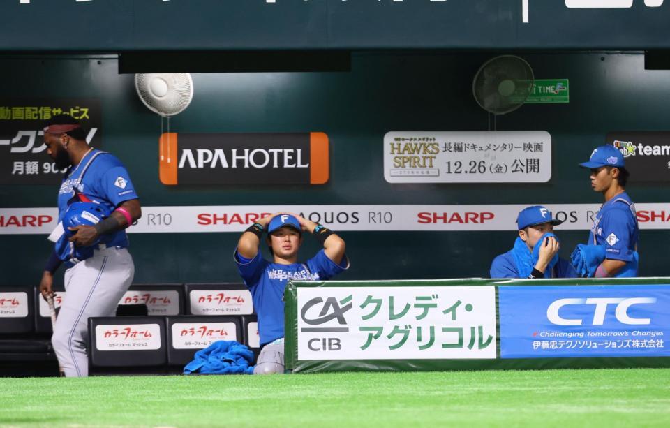 　ソフトバンクに敗戦し、引き揚げる日本ハムナイン（撮影・中島達哉）