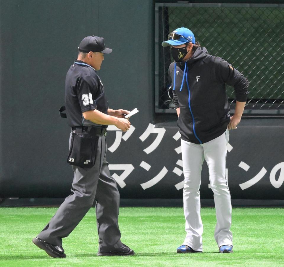　６回、投手交代を行う新庄監督（右）＝撮影・伊藤笙子