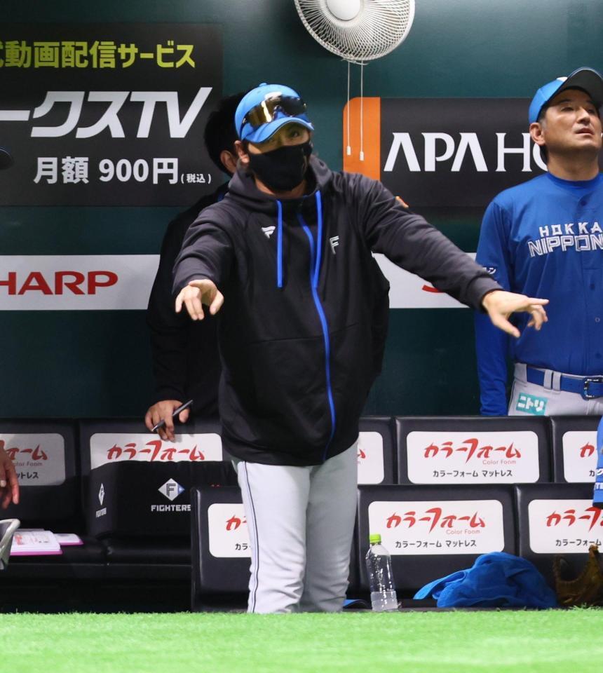 　５回、周東の三塁セーフの判定にリクエストを要求する新庄監督（撮影・中島達哉）