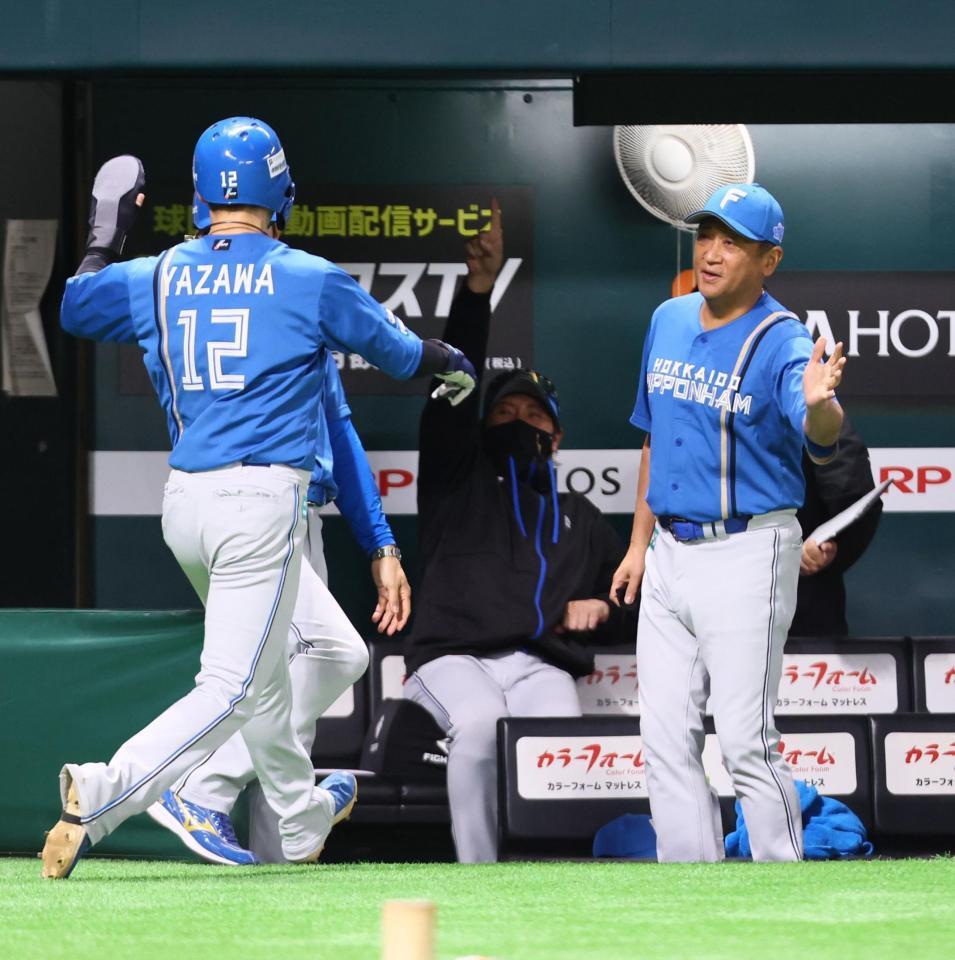 　４回、郡司の同点打で生還した矢沢（１２）を迎える新庄監督（中央）＝撮影・中島達哉