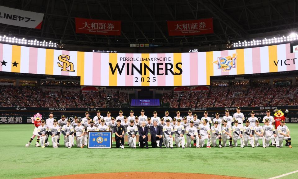 　記念撮影するソフトバンクナイン（撮影・中島達哉）