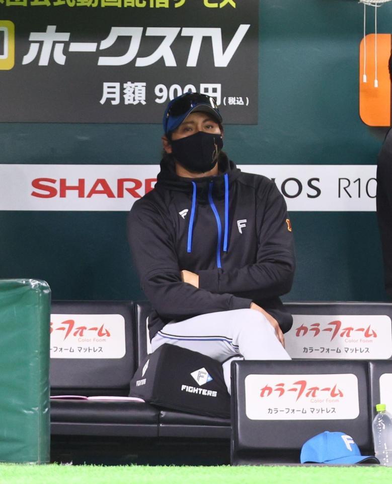 　４回、ベンチで厳しい表情の新庄監督（撮影・中島達哉）