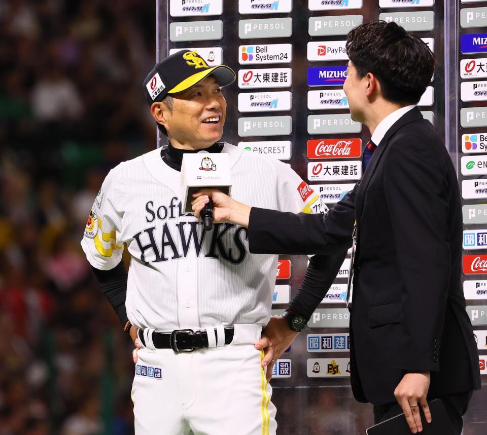 　勝利監督インタビューで答える小久保監督（左）＝撮影・中島達哉